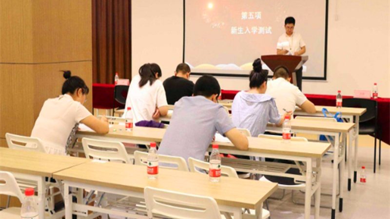 在选择二建或一建培训时，可以从以下几个方面进行考虑：